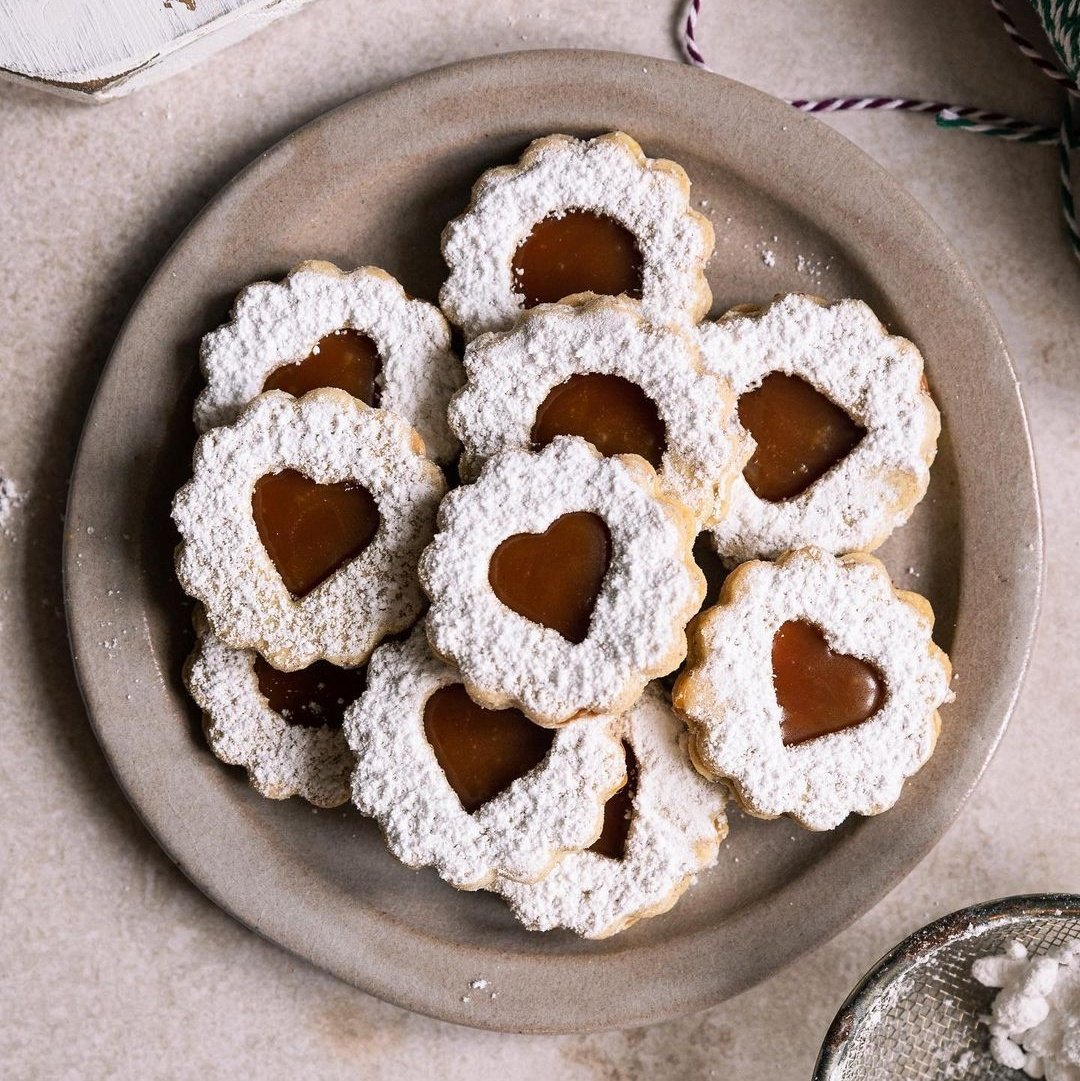 Cześć ღ

Najczęściej wybierane desery w dniu dzisiejszym :

｡ Chocolate mousse with chopped hazel nuts &amp; chocolate chunks
｡ Linzer cookies filled with hazelnut &amp; chocolate spread / raspberry jam / salted caramel

Serdecznie polecamy takie pyszności ♡

– Fleur