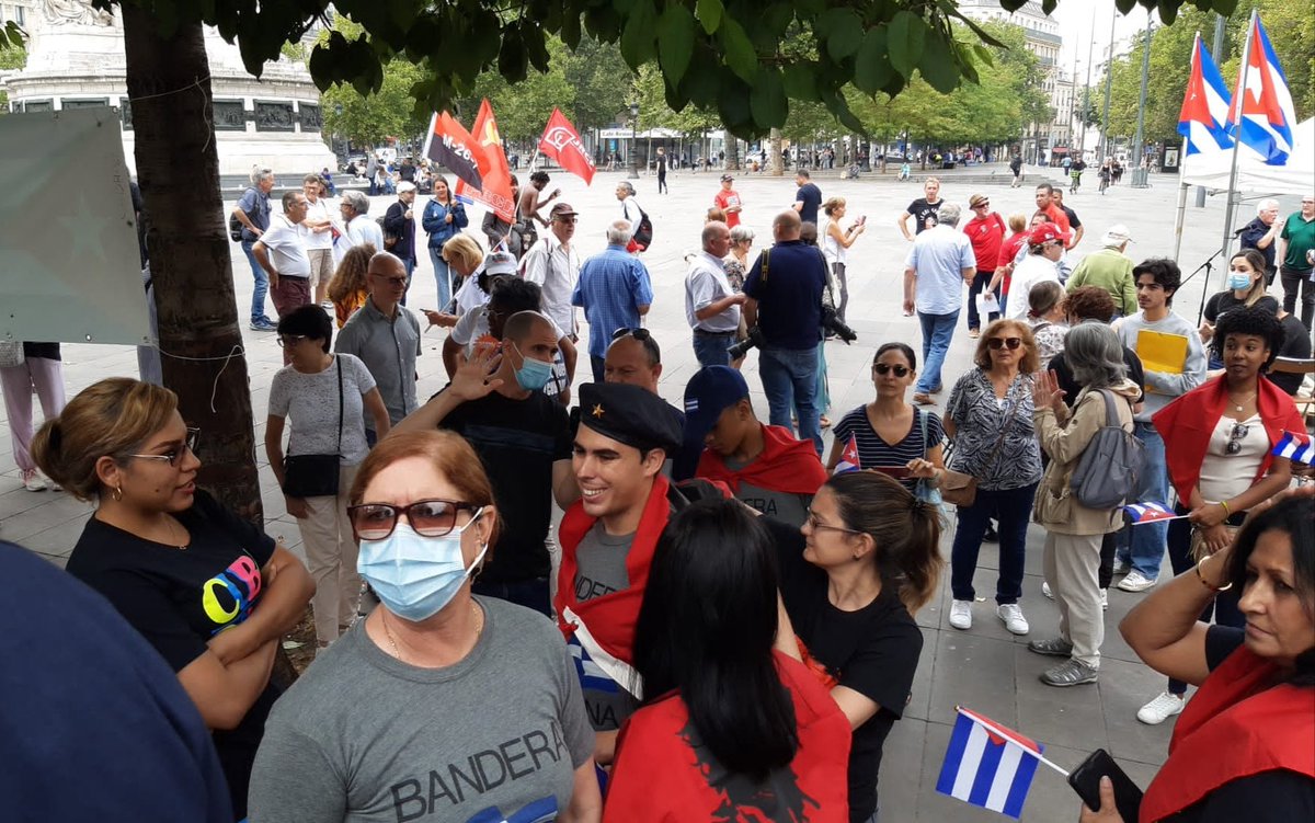 GHNordelo5's tweet photo. En la Plaza de la República, de Paris, cubanos y franceses solidarios conmemoran el 26 de Julio. #Cuba #CDRCuba #SomosDelBarrio #CubaPorLaPaz #SiempreEn26 https://t.co/uoUJ5IujS7