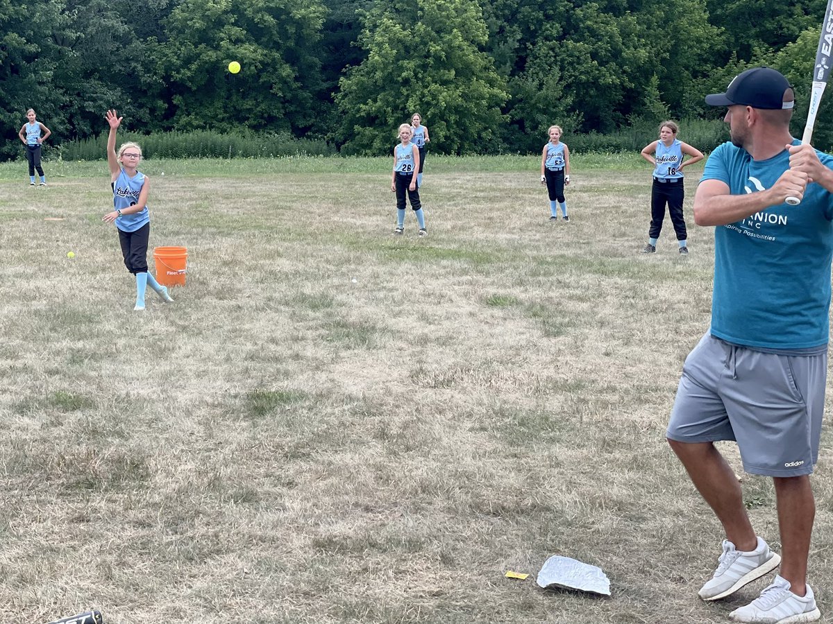 LFSASoftball's tweet image. Impromptu parents vs players wiffle  game in between games.