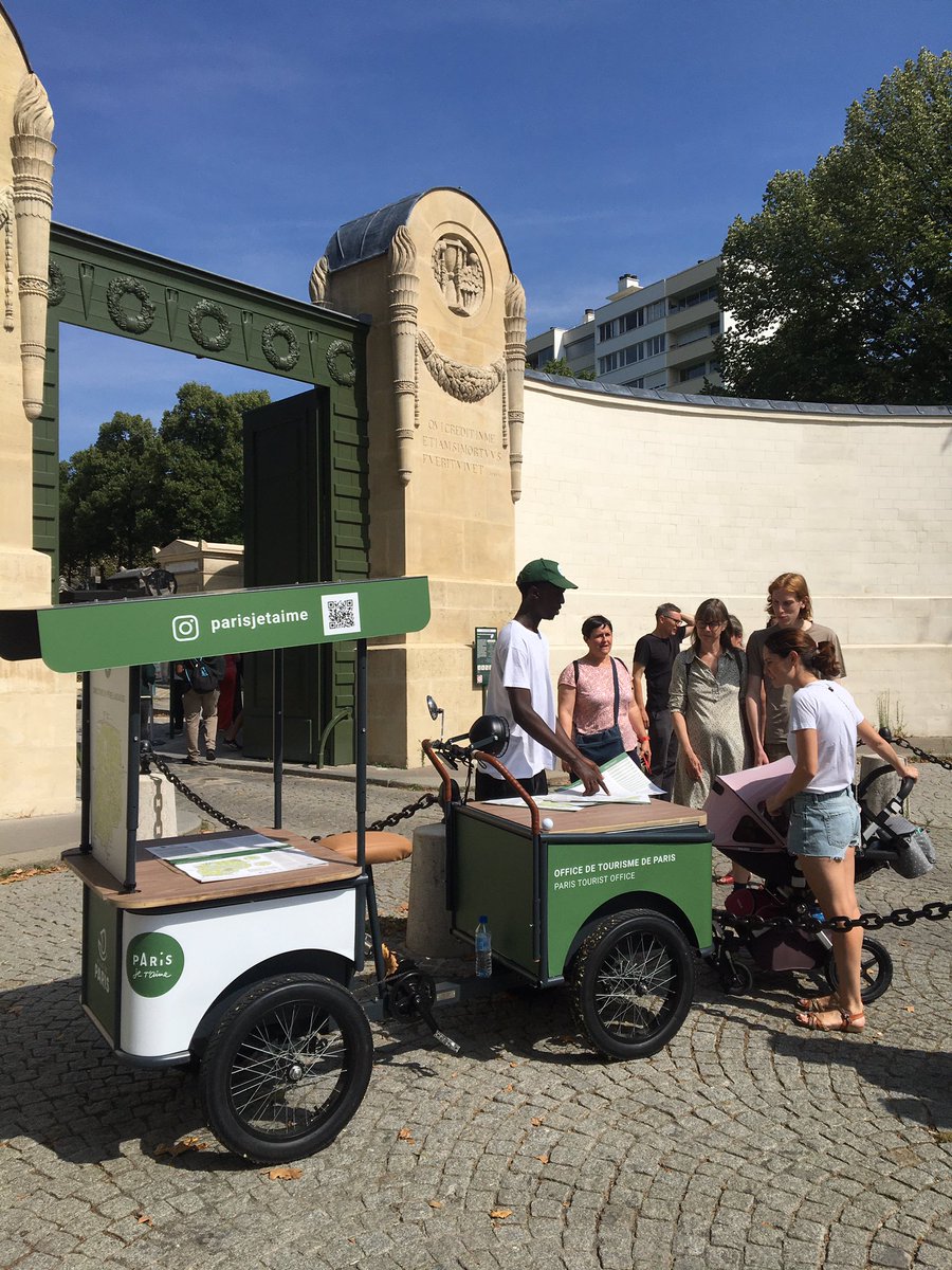 PaulSimondon's tweet photo. 🗺️📍Au nouveau triporteur du Père-Lachaise, les visiteurs peuvent trouver des renseignements et le plan du cimetière le plus visité au monde. Si vous cherchez Jim Morrison, Oscar Wilde, ou juste à flâner, rendez-vous devant l'Hémicycle du boulevard de Ménilmontant ! https://t.co/4oyk8gtOk2