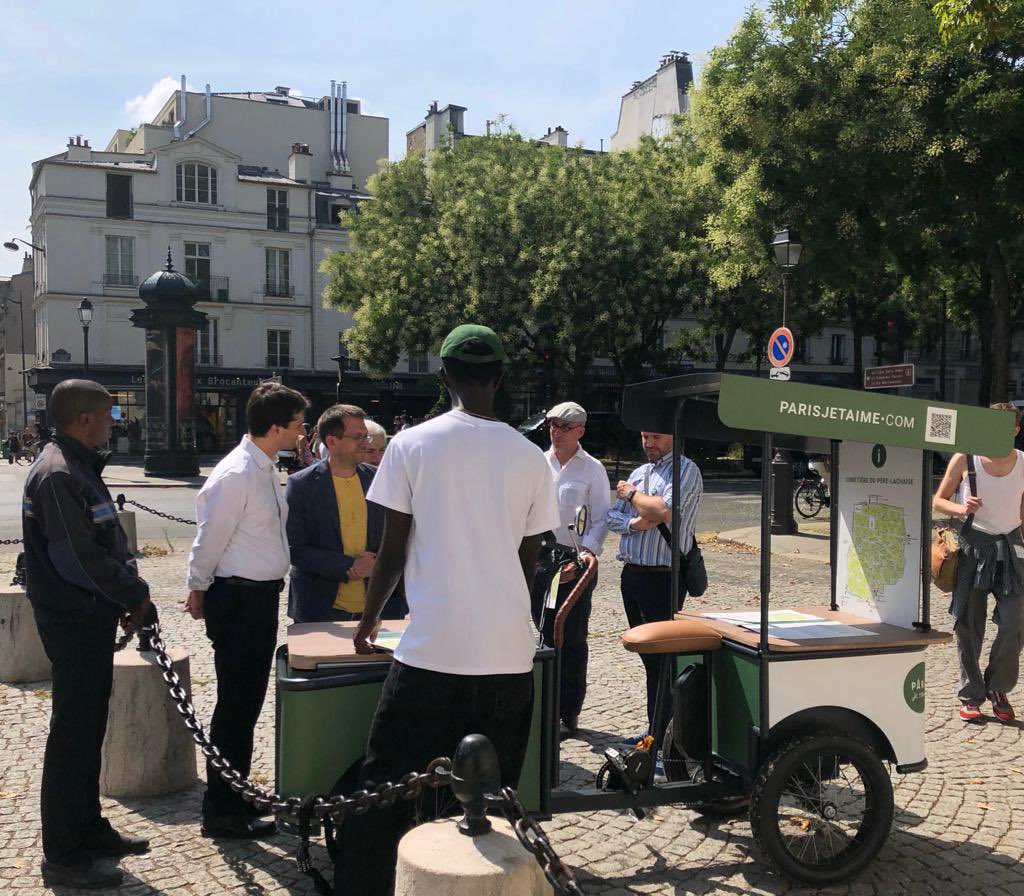 PaulSimondon's tweet photo. 🗺️📍Au nouveau triporteur du Père-Lachaise, les visiteurs peuvent trouver des renseignements et le plan du cimetière le plus visité au monde. Si vous cherchez Jim Morrison, Oscar Wilde, ou juste à flâner, rendez-vous devant l'Hémicycle du boulevard de Ménilmontant ! https://t.co/4oyk8gtOk2