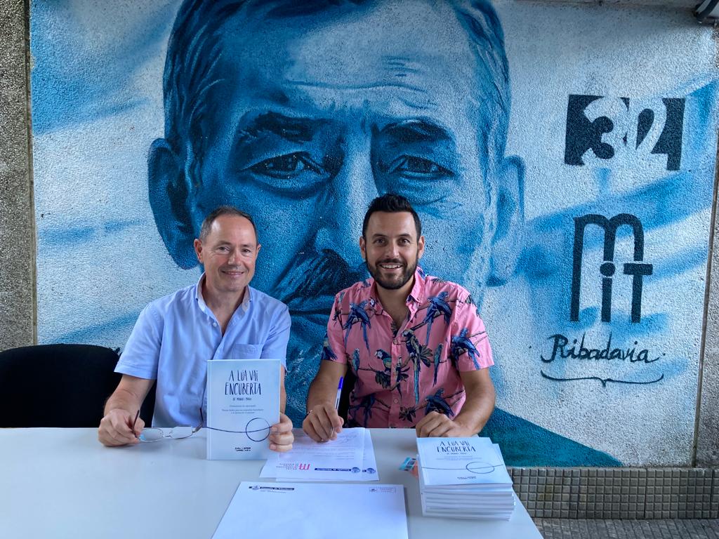 A <a href="/MITRibadavia/">MIT Ribadavia</a> súmase como entidade colaboradora do Certame Manuel María de Proxectos Teatrais. Onte, Roberto Pascual, director da Mostra, e Alberte Ansede, secretario da Fundación Manuel María asinaron o convenio diante do mural da Casa da Cultura, obra de <a href="/mondevane/">Mon Devane</a>