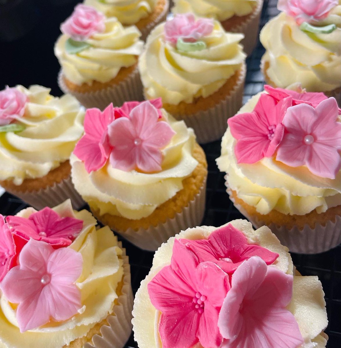 CookiesCakesNI's tweet photo. Delicious Organic Vanilla Wedding Cupcakes 🧁 #cupcakes #wedding #weddingcupcakes #NORTHERNIRELAND #northernirelandwedding https://t.co/nHc4j7B4Dv
