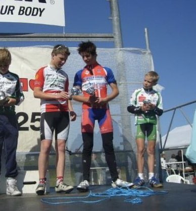 På billedet ses 2 x Jonas ved DM 2009. Undertegnet til venstre. Til højre står en Tour de France-vinder.

Tillykke med sejren, Jonas 💛

#letourdk #tourdk #tourdefrance