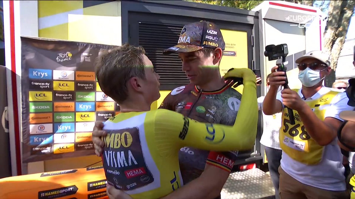 Who is chopping all those onions in the living room?
#TDF2022 <a href="/WoutvanAert/">Wout van Aert</a> #JonasVingegaard