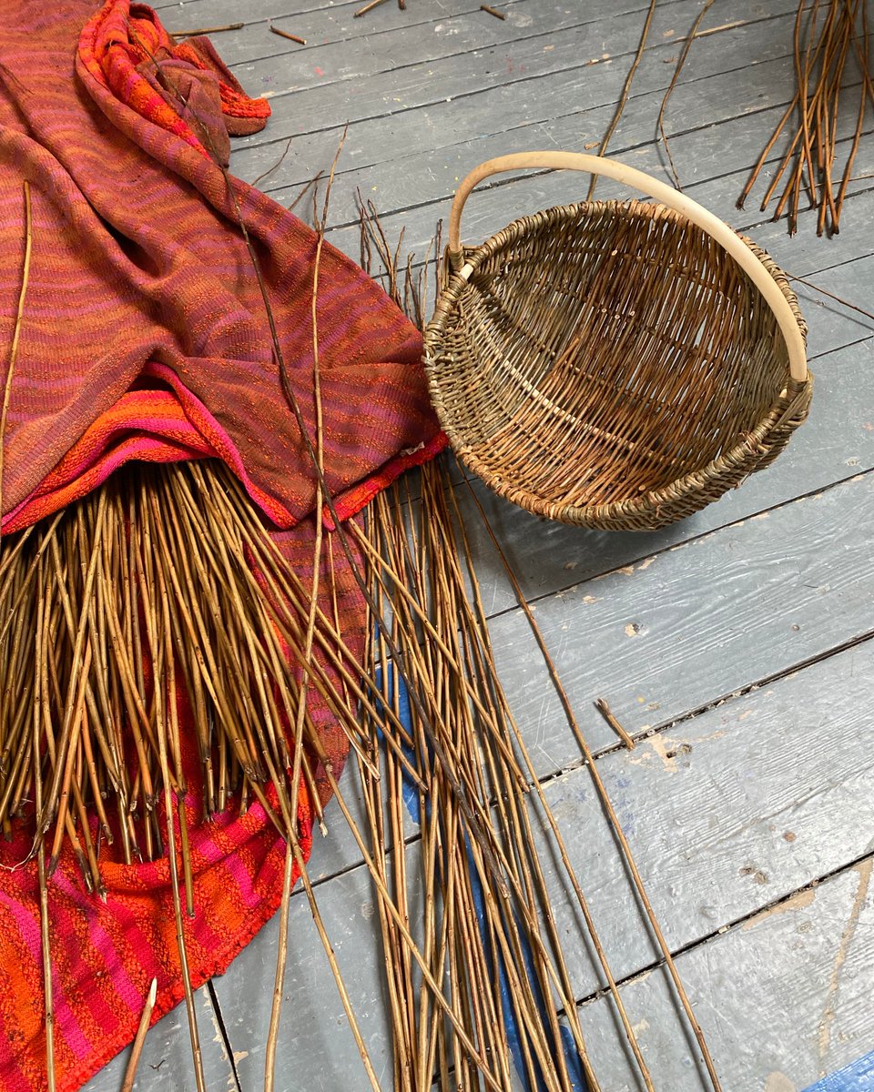 MissionGallery's tweet image. 🧺 Some images from today’s Circular Frame Basket Making workshop with Lewis Prosser.

Participants learned how to work with willow, how to make a hoop frame, how to weave the ‘God’s Eye’ knot, and how to infill your frame.

@Celf_Cymru #lewisprosser #basketweaving #handmade