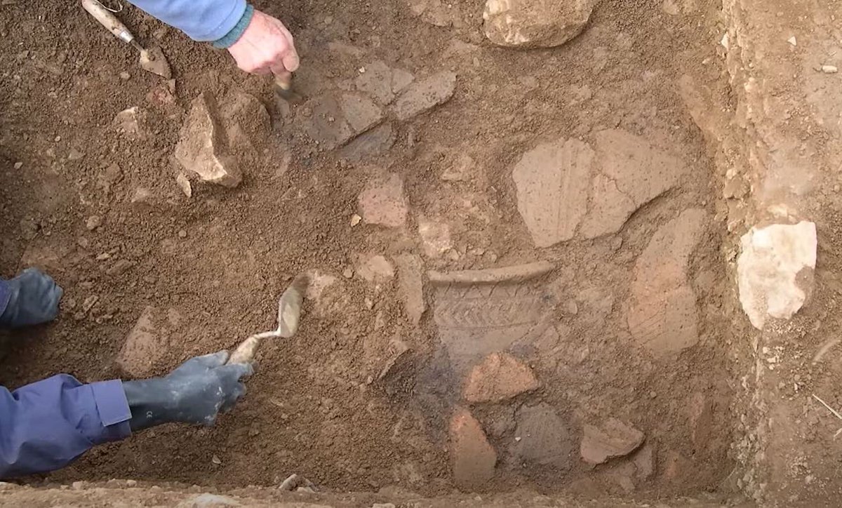 thetimeteam's tweet photo. 🕰 TONIGHT AT 7PM BST 🕰
Dani is back with ‘5 Fascinating Finds’ from Boden.
Click to watch:
https://t.co/wxKFbh5lUS
Join Dani on a journey through thousands of years of human occupation, from the Neolithic up until living memory – all from artefacts unearthed in Cornwall! https://t.co/i7CX01r9sG