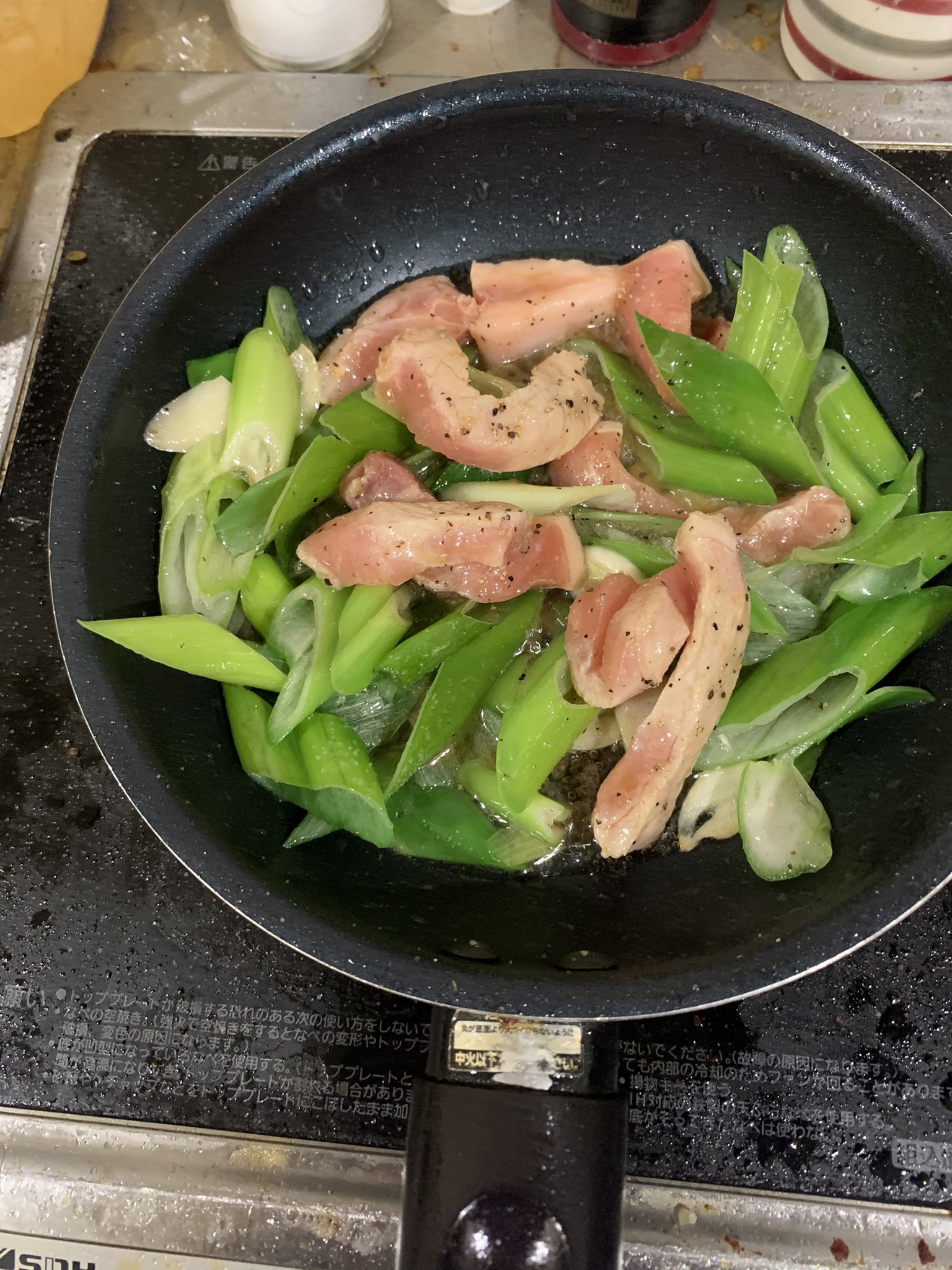 はやと サメ大好き 今日は冷蔵庫の余りもんで豚とエビとオクラのカラカラくずかけ 玉ねぎクソ高いけど 中華畑やった俺からしたらよく使うのは玉ねぎよりも白ネギ 青いほうも食えるから万能 T Co Vhf3kqk9uv Twitter