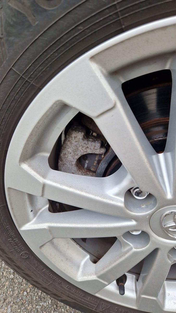 Kalder erfarne bilister. Jeg kører i lejet bil på Færøerne. Når jeg bremser især ned ad bakken siger bilen "klonk-klonk“. Nogle gange siger den også den lyd (svagt) uden jeg gør noget. Udlejer siger at bremserne skal renses og det er fint. Hvad siger I? FYI baghjul ser sådan ud.