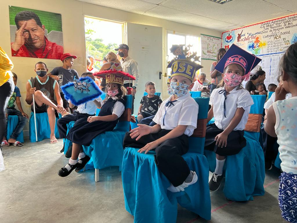 _CarlosMogollon's tweet photo. Niños felices, educados y amados, sin ninguna duda serán adultos de un mundo mejor. 

Felicitaciones a los graduandos del Simoncito de Valle Alegre, en el Municipio Zamora del Estado Aragua. https://t.co/So5JTsZ7R3