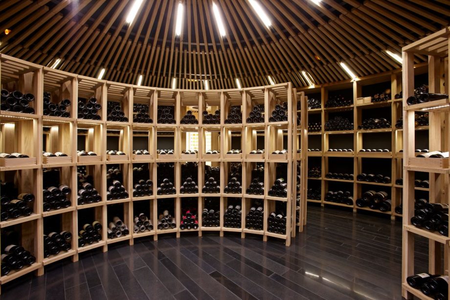 Couple arrested in Croatia over the theft of 45 bottles of fine wine worth €1.6m in a brazen heist at Michelin-starred Atrio hotel and restaurant in Cáceres (west Spain) via <a href="/Decanter/">Decanter</a> . The stolen wine has not been recovered
ow.ly/SSsO50K2IYW