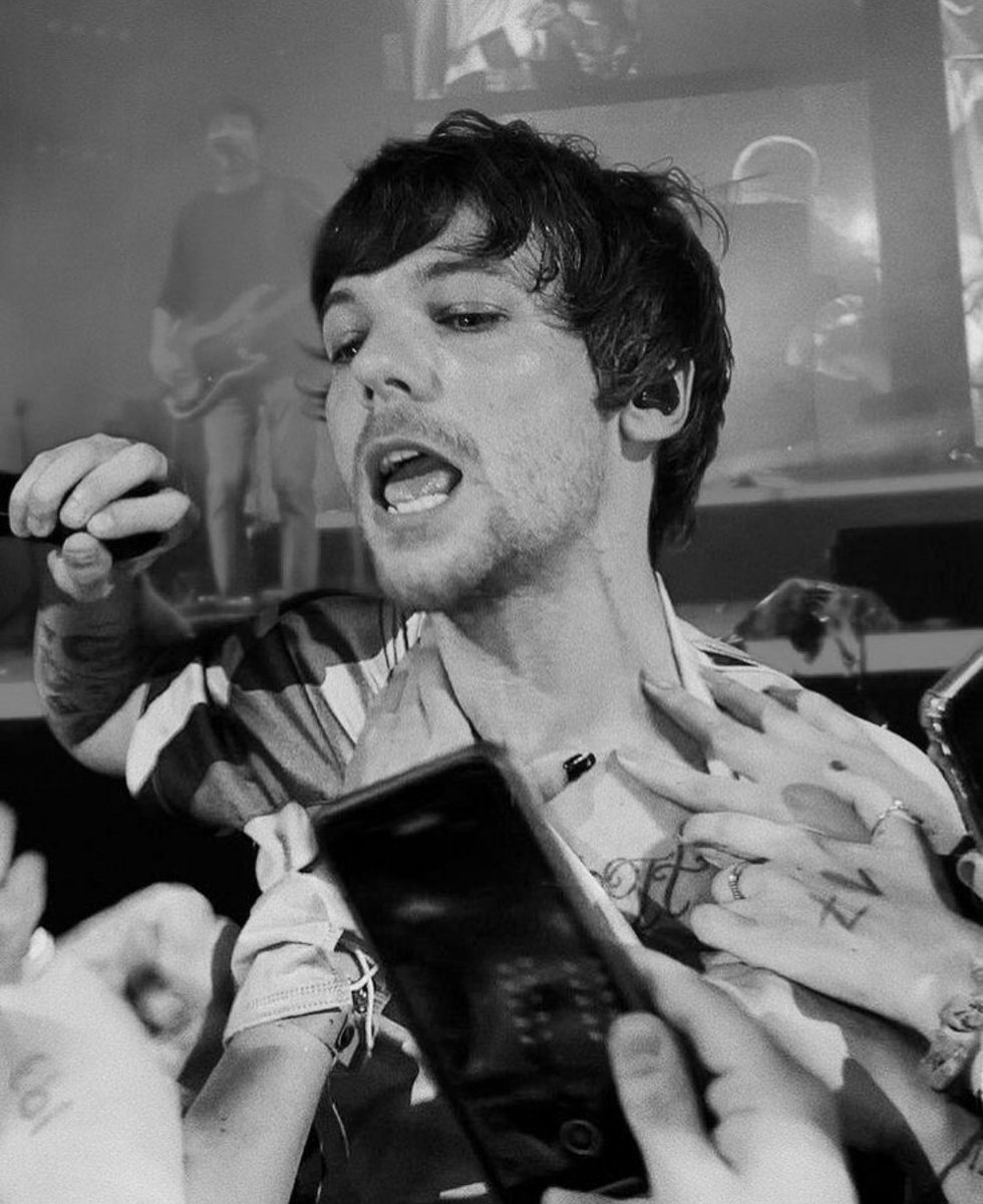 herzedlarry's tweet image. #12yearsonedirection #12YearsOf1D #12yearsofonedirection 

12 ans après, vous continuez d'inspirer chaque jour, de nous faire vibrer, rire, pleurer, et vous continuerez d'avoir cette place à part dans nos coeurs. On vous aime.