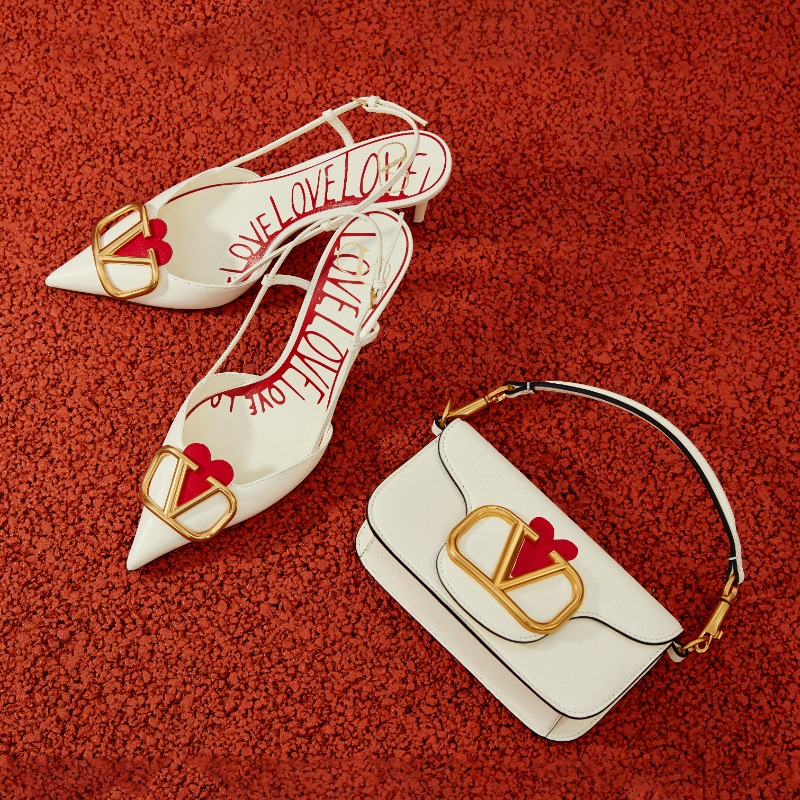 MaisonValentino's tweet photo. Romance takes center stage for Chinese Valentine's Day.​

Scrawled atop the Maison's iconic accessories, a message of love takes hold for #ValentinoAllAroundLove​

Shop the new selection, including the #VALENTINOGARAVANI #LocòBag, online at https://t.co/qgGhibRY53