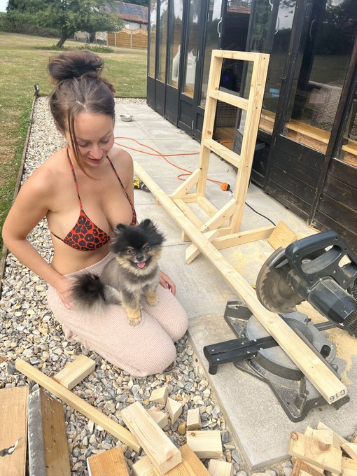 I think Mando wants me to have a break&hellip;. https://t.co/jz1HLp2kgd<a href="/tag/redsonja"class="tags"><span>#redsonja</span></a><a href="/tag/redsonjacosplay"class="tags"><span>#redsonjacosplay</span></a><a href="/tag/redsonjamovie"class="tags"><span>#redsonjamovie</span></a>