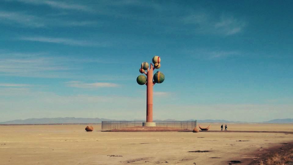 Prive de désert… Cet arbre à l'allure étrange situé au milieu d’ unvaste désert de l'Utah s'appelle “Metaphor: Tree of Utah”. Il s’agit d’une sculpture en béton construite en 1986 par Karl Momen. Il voulait apporter un peu de verdure à une étendue de terre plutôt dénuée d'arbres