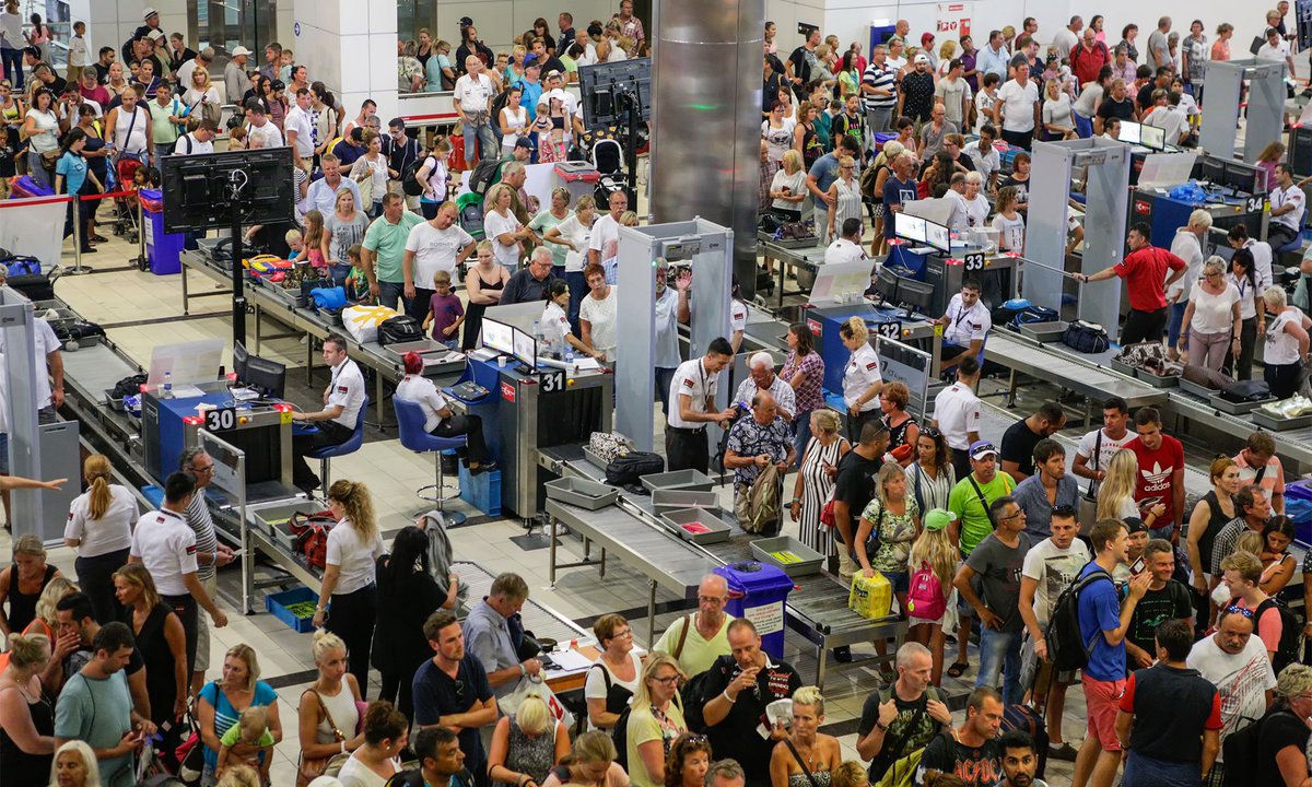 1/ As an experienced travel journalist, I feel a responsibility to share some tips on how best to deal with the chaos that we are currently seeing in our airports and ports. 🧵⬇️⬇️