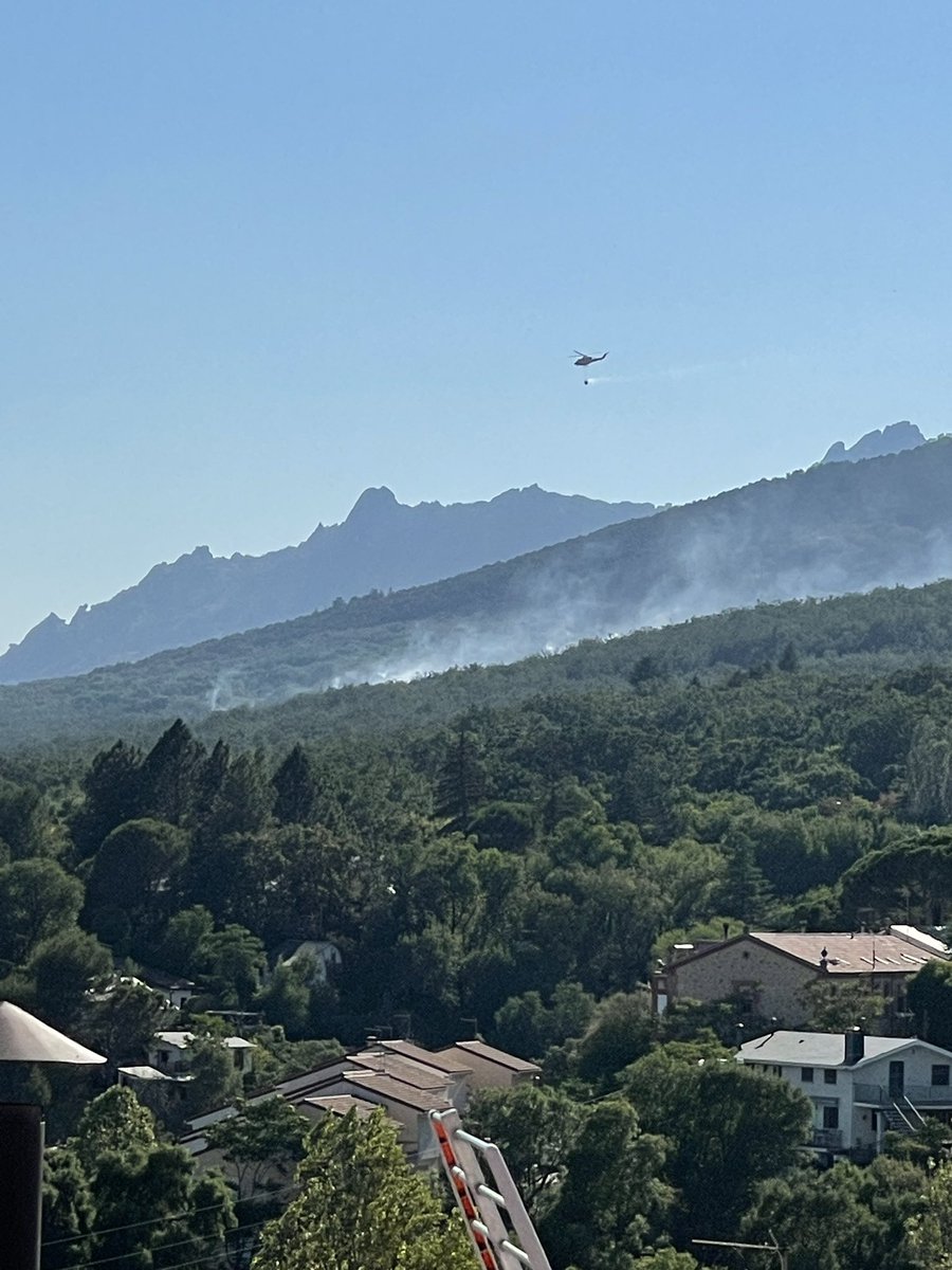 sherecillo's tweet photo. @FabraJorge @PNGuadarrama Al menos 4 helicópteros controlando el incendio. https://t.co/bF1guSqXTl