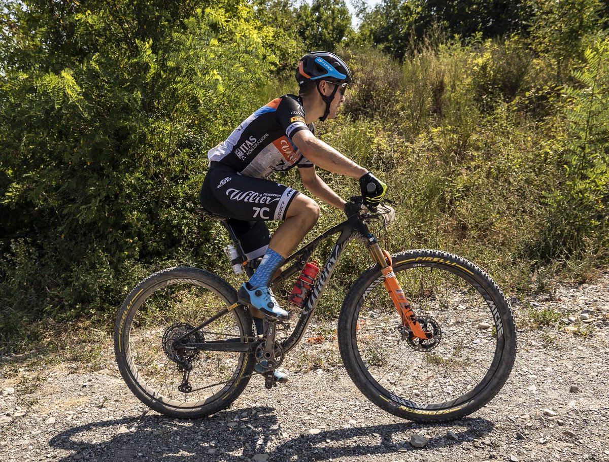 Dopo un periodo travagliato a causa di problemi fisici, Marco #Rebagliati ritrova la gioia del podio. Il biker della #Wilier 7C Force è 2° all'Xevent San Vito di Cadore, dove il figlio d'arte Nicola Debertolis è 11° e primo degli under 23.
Leggi la news: bit.ly/3ossMeu