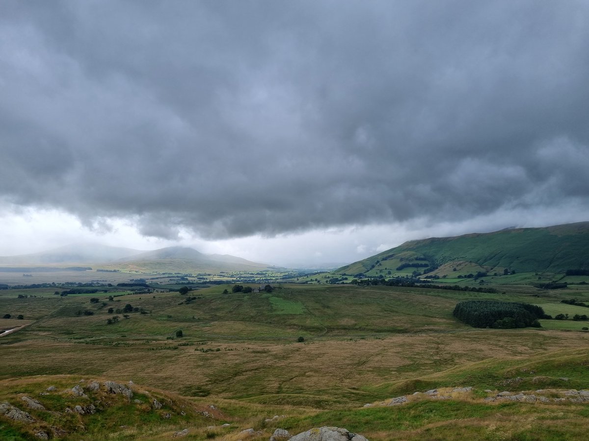 _Pea_77's tweet photo. @TinaBeckDash @LissyJ24 @UpfrontArtsV Was a lovely walk, with wonderful company, what a view, moody skies... #stayeddry #tomatoesareminging Xx https://t.co/hjNNKyclrU