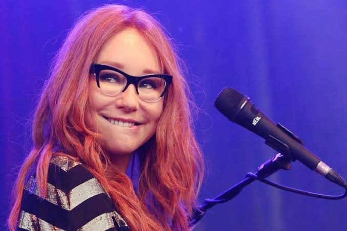 Müzisyen Tori Amos: "Ben kadın futbolunu tercih ederim. Erkek futbolunu karalamak istemiyorum ama erkekler sahada yere düşünce bir tiyatro olduğunu görüyoruz. Kadınların maçlarında gerçek mücadele var."