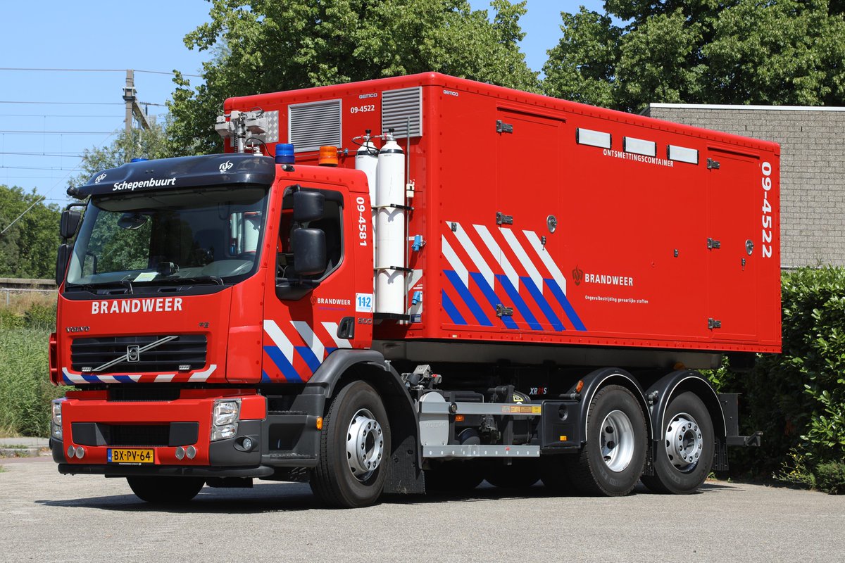 RamonVersteeg's tweet photo. Naast een tankautospuit heeft brandweer Utrecht kazerne Schepenbuurt ook nog de beschikking over een haakarmvoertuig met ontsmettingsunit en een dienstvoertuig. #brandweer #Utrecht #Schepenbuurt https://t.co/HIlBd09WY4