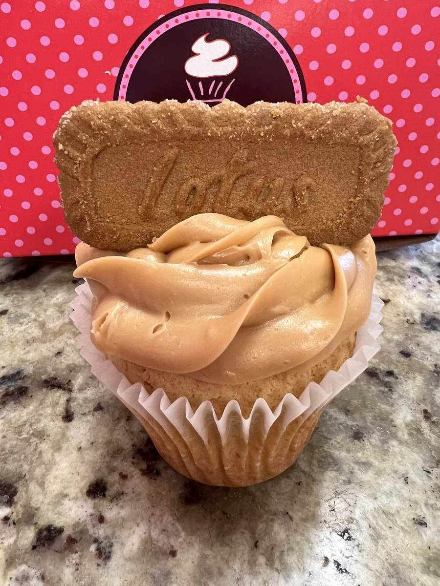 SmallCakesNDH's tweet photo. Oops! We forgot to post our specials for the day! Here they are: #OrangeCreamsicle #BiscoffCookie & #StrawberryDreamBar #cupcakes! +17 delicious daily #cupcake flavors! Order pickup at 404.621.9634 or https://t.co/MTIy7NEtp6! Or get delivery thru UberEats GrubHub or DoorDash! https://t.co/HirXGyaMu2
