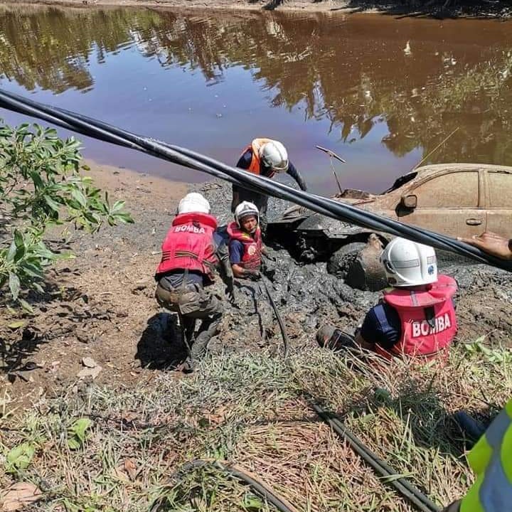 dr_chaku's tweet photo. Pemuda hilang 10 bulan, rupanya terbabas ke dalam sungai. Inna lillahi wa inna ilayhi raji'un.

Kalau drive malam, jalan jauh dan sunyi, maka share live location sepanjang perjalanan. Memudahkan S&amp;R jika berlaku apa-apa.

Semoga kita dilindungi dari musibah. https://t.co/Jdt9KfxVTq