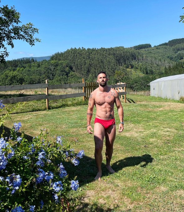 1 pic. Summertime at home ☀️?? https://t.co/W73Iq7ZDM7