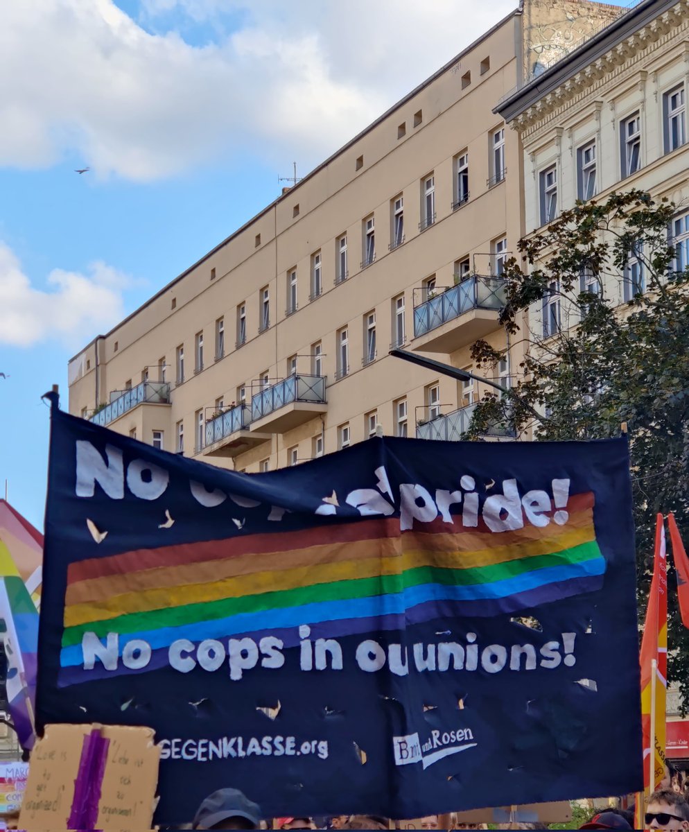 Die Demo hat sich mit mehreren tausend Menschen in Bewegung gesetzt. Während in Mitte Bundeswehr und Co. Beim #CSD dabei sind sagen wir: No Cops at Pride! No Cops in our Unions! #IQPB2022 #b2307