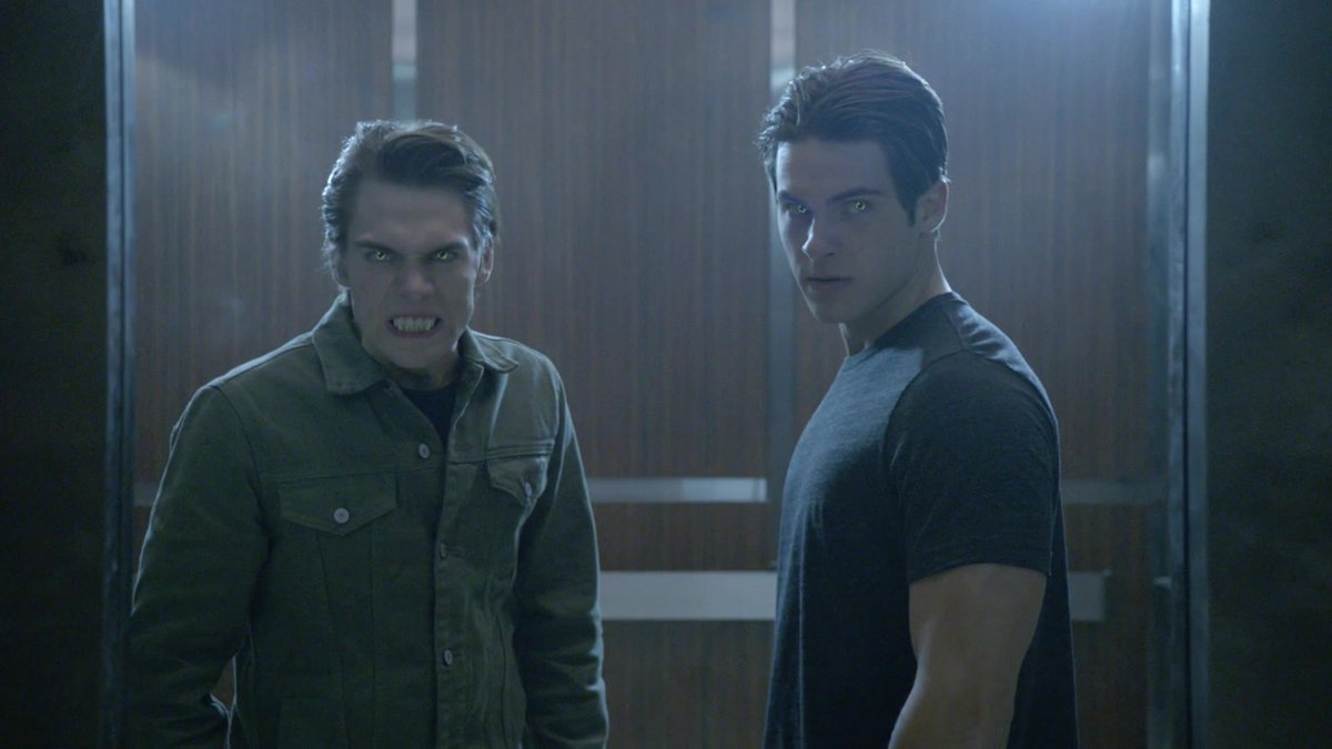 lusfav's tweet photo. nunca vou perdoar o jeff davis por não ter canonizado o theo e o liam como casal! eles tiveram a oportunidade agr pra esse filme e não vem ai, sério nunca vou superar eles 😭❤️🩹
#thiam #thiamisreal https://t.co/6Yt9dcIiHK