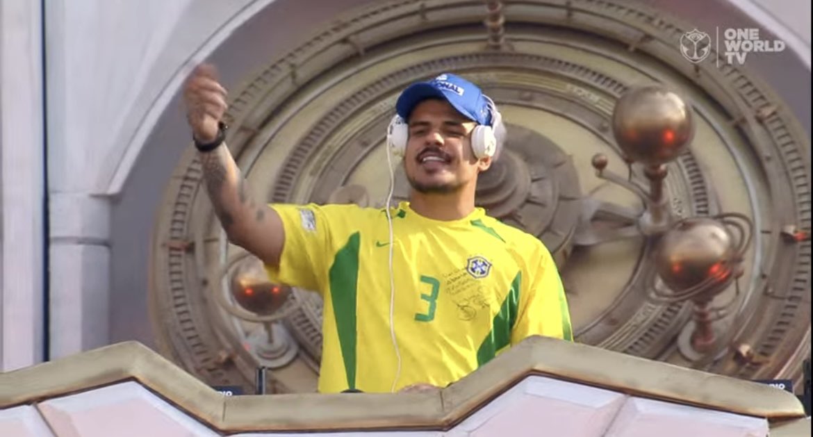 PortalWiR's tweet photo. . @VintageCulture usando a camisa do Lúcio, com nome e número 3 nas costas que foi utilizada na Copa do Mundo de 2022, e com o boné do Ayrton Senna, tocando no MainStage do @tomorrowland. Que cena fantástica! 😍😍😍

#Tomorrowland #VintageCulture https://t.co/Ovcg3zS6li