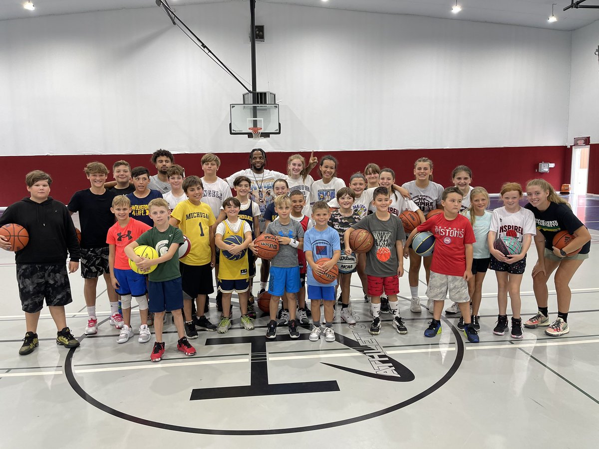 Great camp today with @zaviersimpson_3! A great basketball player, but an even better person! Thanks to Zavier for coming out to Milford & giving back to the game by helping these young players put in 3 hrs. of work! And thanks to @cheatcodedruzi & @fugate243 for working camp!