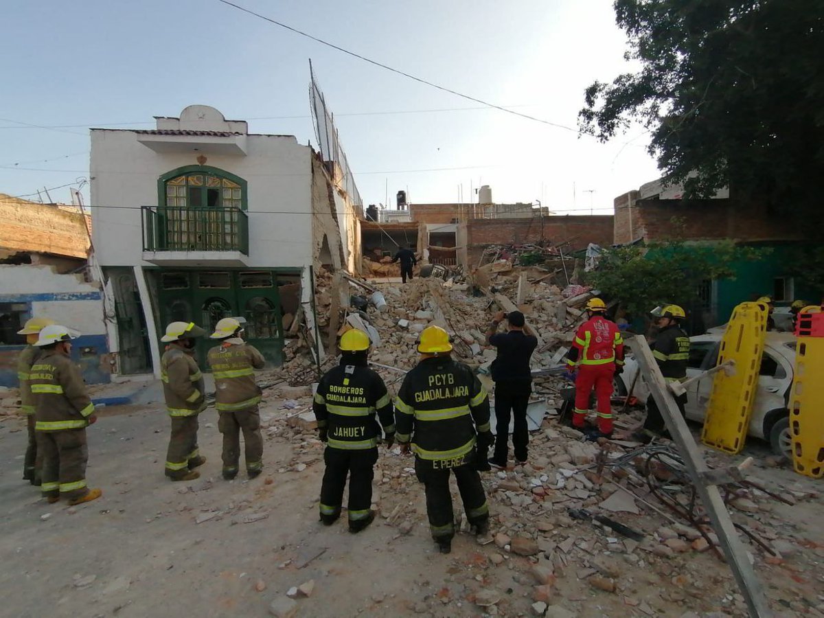 EnriqueAlfaroR's tweet photo. Esta mañana ocurrió una tragedia en la colonia San Andrés por la explosión de una vivienda, presuntamente causada por la acumulación de gas. Siete personas resultaron heridas, uno de ellos grave, y lamentablemente un hombre de la tercera edad falleció. https://t.co/OiIZsFi0Gw