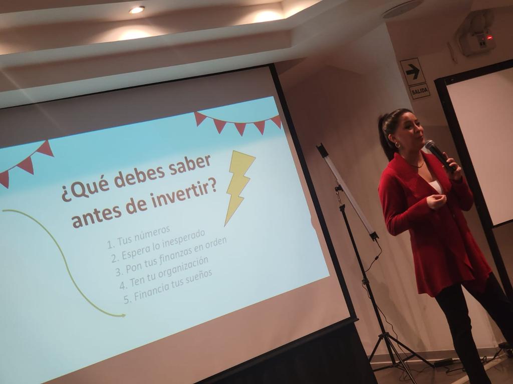 ¡Empezamos!
Nuestra ponente @collantes_neira  nos dio una ponencia de lujo sobre "El papel de la mujer en las inversiones".
Más mujeres siendo independientes en sus finanzas.
¡Gracias Genesis!
#andinodao #hiwomenbiz