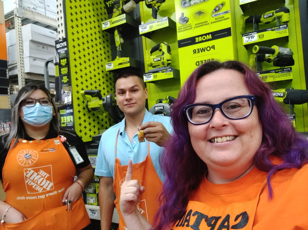 Snow87angel214R's tweet photo. 6816 InFocus team recognizing Rosie d42 &amp; Brisa d30 for winning the All-Star prize Drawing for 2022. Also recognizing Jesse d26 for reaching bronze level in the InFocus All-Star Tier Program. Awesome job everyone!!!! https://t.co/rubYEqAxtS