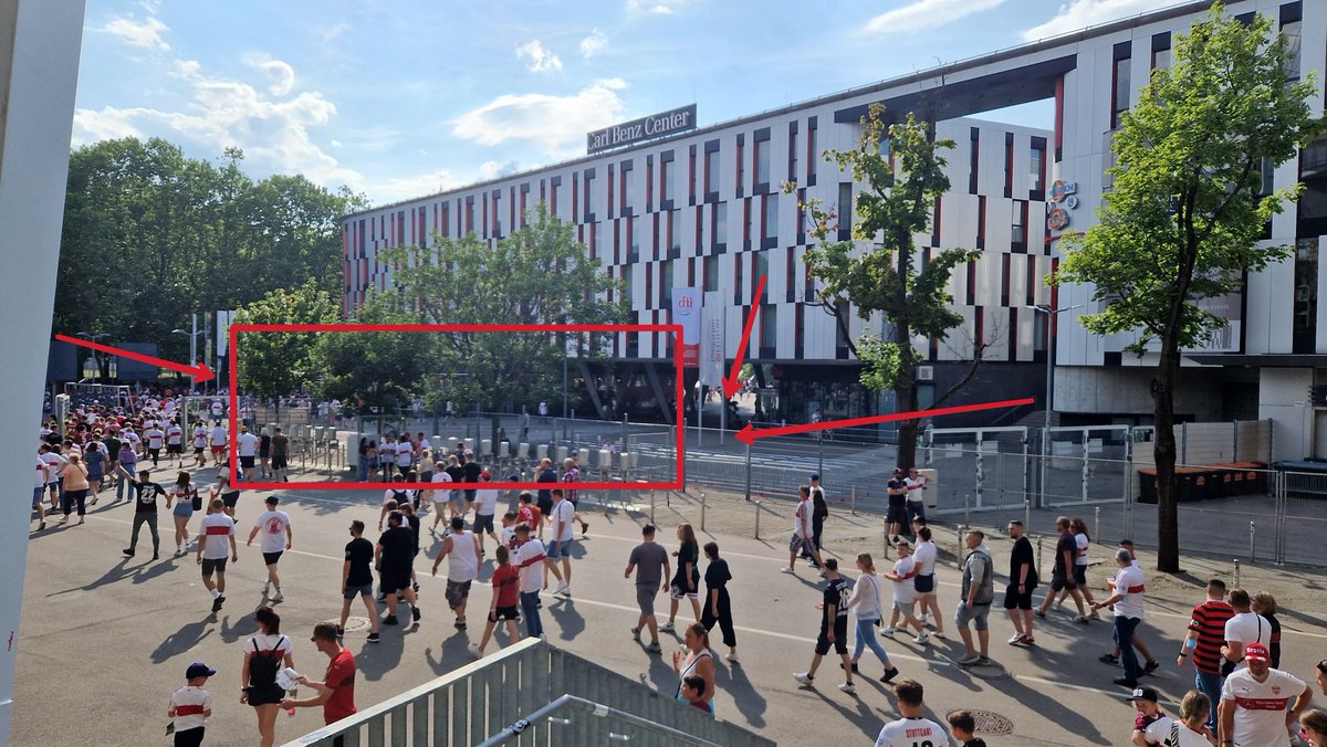 Nad181087's tweet photo. An die #VfB bubble. Wenn sich daran nichts ändert ist das die neue Stelle zur Einlasskontrolle. Direkt am Hoteleingang. Eng, wenig Platz nach hinten und alle treffen zusammen. Fancenter, PalmBeach etc. Heute: Männer links, Frauen: rechts. Mehr Zeit einplanen. https://t.co/bUPyUu23Wa