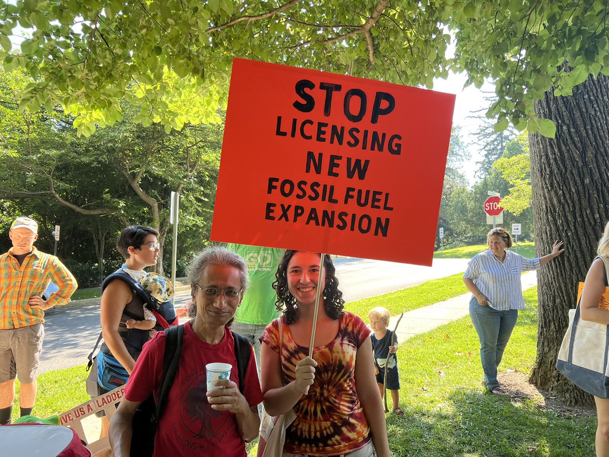 KanielaIng's tweet photo. Nice tweet. Now please listen to these brave moms, dads, and children, and declare a real climate emergency today. @afuturedotorg @sunrisekidsnyc @350_DC @RonaldKlain https://t.co/yTzmPHz6zZ