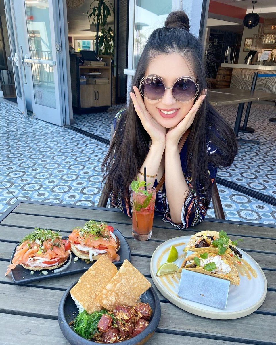 guyfdtkj's tweet photo. Who wants to join when I am eating lunch?

#delious 
#burgerandsomefoods
#cooldrink https://t.co/Ch3Law0MS8