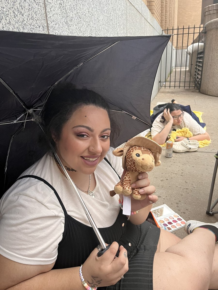 safetypinchicks's tweet photo. Look at all the friends I am making! Shoutout to all of us in the rain!
•
•
•
@Luke5SOS @Calum5SOS @Michael5SOS @Ashton5SOS #5SOS #5SOSminneapolis #lukethegiraffe https://t.co/9gKga3KeuI