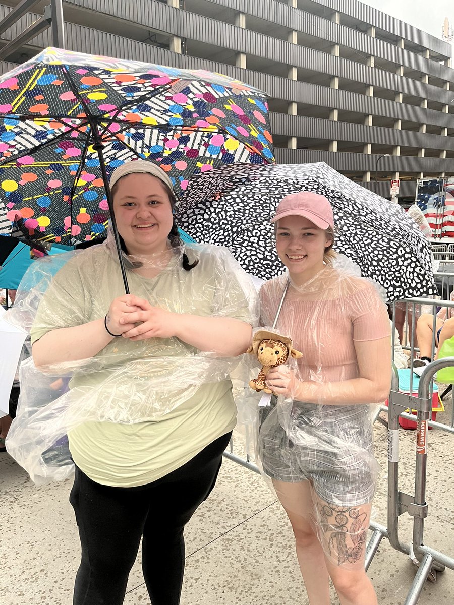 safetypinchicks's tweet photo. Look at all the friends I am making! Shoutout to all of us in the rain!
•
•
•
@Luke5SOS @Calum5SOS @Michael5SOS @Ashton5SOS #5SOS #5SOSminneapolis #lukethegiraffe https://t.co/9gKga3KeuI