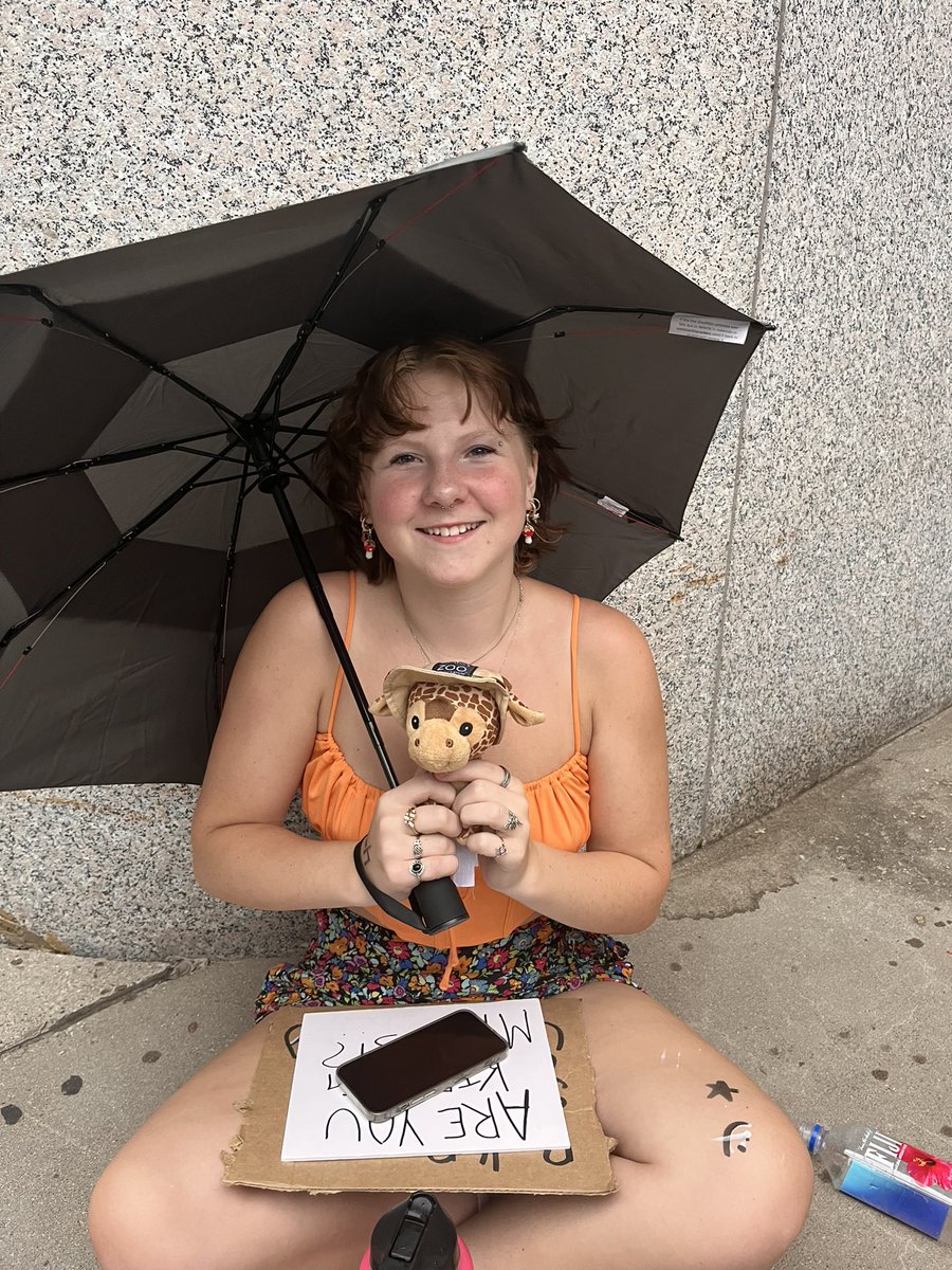 safetypinchicks's tweet photo. Look at all the friends I am making! Shoutout to all of us in the rain!
•
•
•
@Luke5SOS @Calum5SOS @Michael5SOS @Ashton5SOS #5SOS #5SOSminneapolis #lukethegiraffe https://t.co/9gKga3KeuI