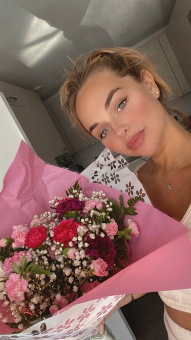 Thankyou Matt whoever you are for buying me these beautiful flowers 💐 x https://t.co/txL8mdFXud<a href="/tag/mufc"class="tags"><span>#mufc</span></a><a href="/tag/afc"class="tags"><span>#afc</span></a><a href="/tag/arsenal"class="tags"><span>#arsenal</span></a><a href="/tag/manunited"class="tags"><span>#manunited</span></a><a href="/tag/coyg"class="tags"><span>#coyg</span></a>