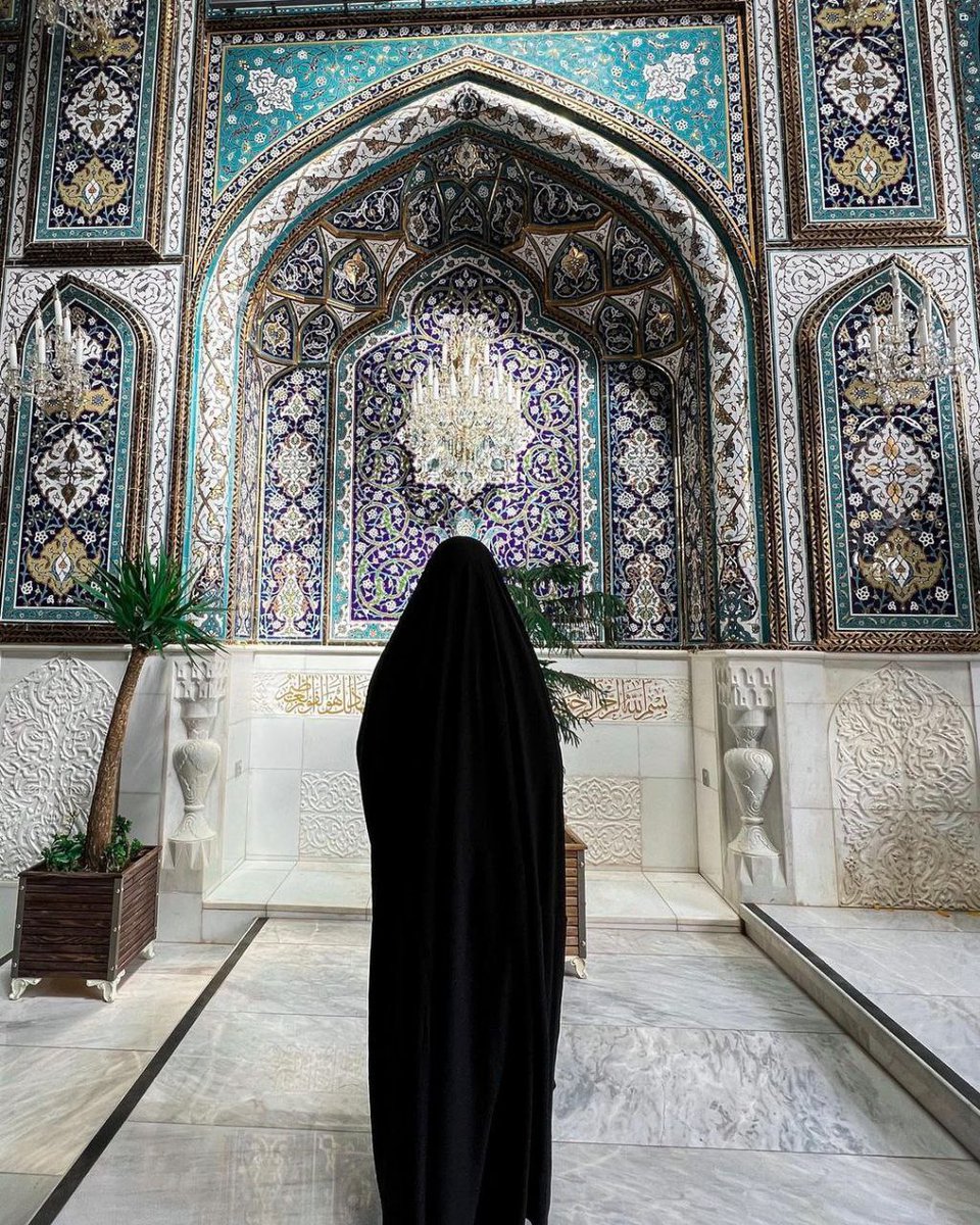 (الاحترام) هو الركيزة الأساسية التي تقوم عليها العلاقات -أيّاً كانت- وتنمو، وتسمو، وتزدهر، ومن دونه تفقد العلاقات -باختلافها- أهَمّ رُكن فيها، فهو حجر البناء الأوّل، ويأتي كل شيء بعده، فبهِ ترتقي الصِلات، وتتوَثّق الأواصِر، والوِدّ باقٍ وحاضِر ما حضَر الاحترام. 🌿
