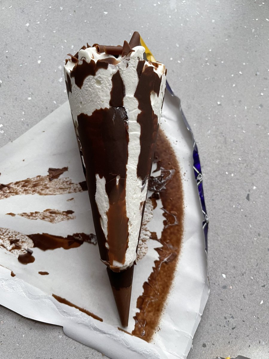 wtfgoeshere's tweet image. @CadburyUK is it true that the 99 flake became a 9? #bringbackthecone