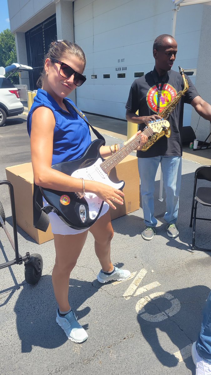 Who let @AlisonWSB in the band #StufftheBus