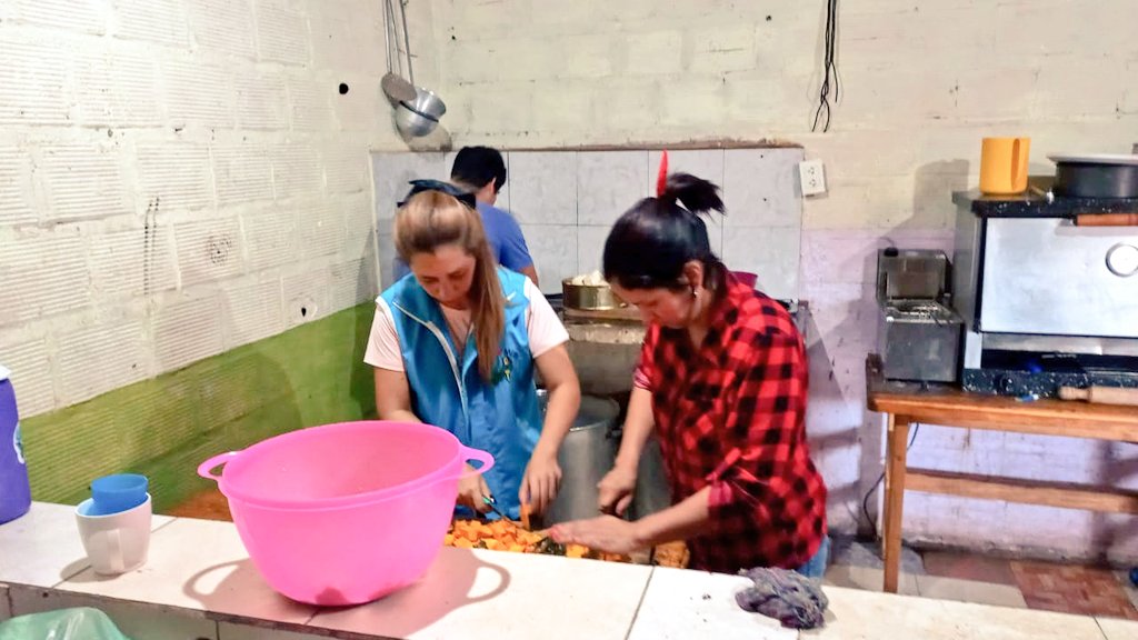 #Ayer por la tarde estuvimos acompañando a David Tato con la ayuda que cotidianamente realiza a la gente del Barrio Belén. 
AD❤️MIS siempre acompaña y colabora en las actividades solidarias.
<a href="/herrerayflia/">Oscar Herrera Ahuad</a> 
<a href="/passalacquaok/">Hugo Passalacqua</a> 
<a href="/cjdechat/">Christian Dechat</a> 
<a href="/grillo141/">Ruben Dario</a> 
<a href="/chekielon/">Ezequiel Barroso</a> 
<a href="/ADOMIS_Misiones/">ADOMIS_Misiones</a>
