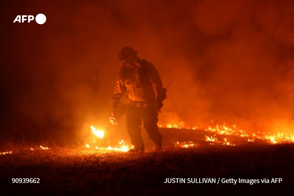 🇺🇸 Une vague de "chaleur extrême" frappe des dizaines de millions d'Américains ce week-end, avec de nombreux records de températures attendus dans le centre et le nord-est, tandis qu'un important feu de forêt touche la Californie #AFP