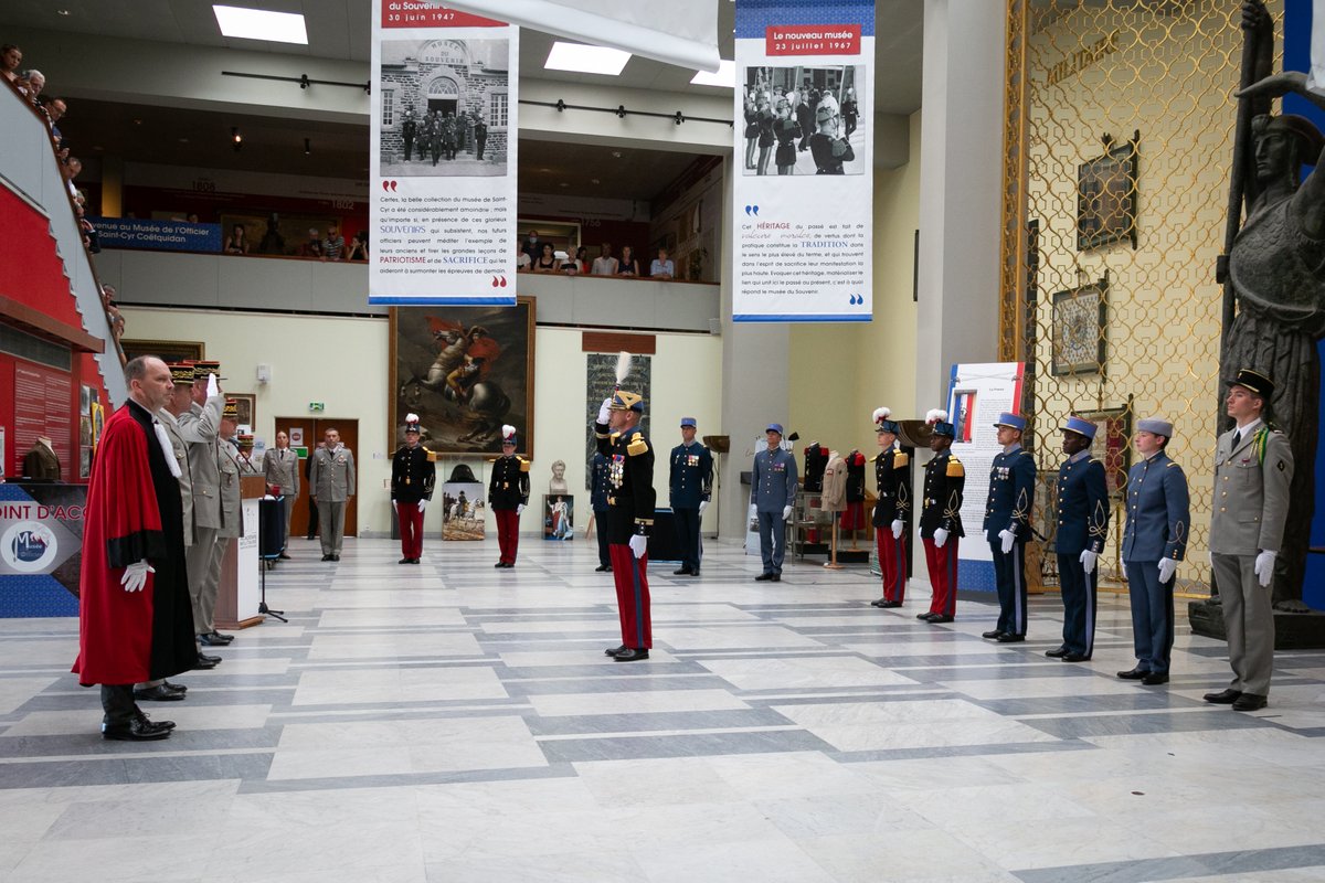 SaintCyrCoet's tweet photo. [ Triomphe ]
Remise des prix aux majors des promotions sortantes.

Ce jour, marquant la fin de la formation des officiers-élèves, est aussi celui des distinctions. #NosJeunesOPS, majors de promotions ESM-EMIA-EMAC, sont honorés d'être récompensés en présence du @CEMAT_FR. https://t.co/a7SdHjyeiv