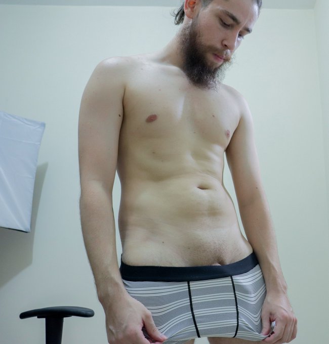 DM ! https://t.co/xTeu0dJ5wy<a href="/tag/pintosawards"class="tags"><span>#pintosawards</span></a>