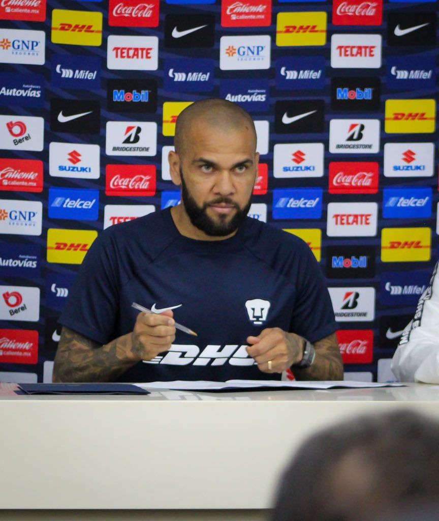 laguns22's tweet photo. #LigaBBVAMX | #Pumas 
🗣 Dani Alves ya es puma! 

El defensa ex-Barcelona firmó por un año con opción a uno más.

@laguns22 | SomosF4
# presentación Dani Alves https://t.co/QpA0n9mqt2